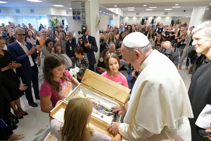 God loves, rescues even those in the ‘hell’ of addiction, pope says