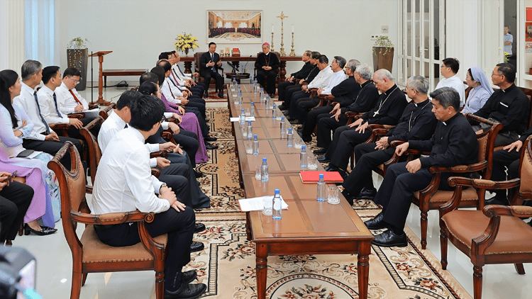 Vietnam leader’s visit to bishops reflects Vatican’s Asia strategy of ‘small steps’
